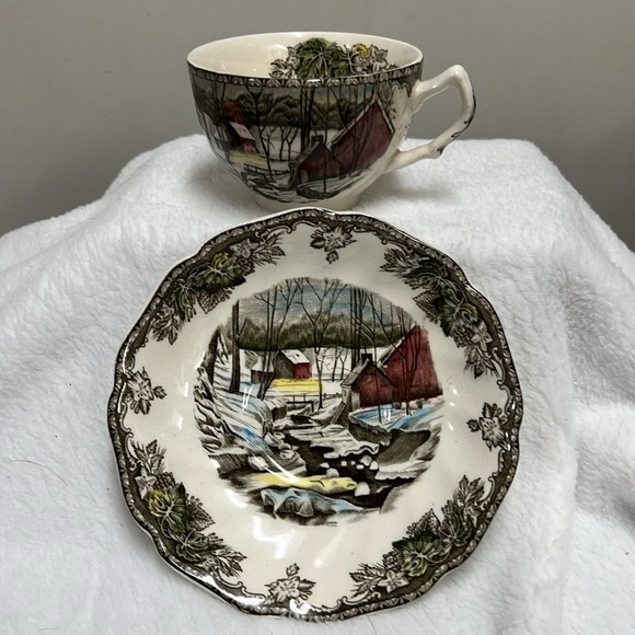 Vintage Johnson Bros The Friendly Village Tea Cup & Saucer made in England - Picture 2 of 10